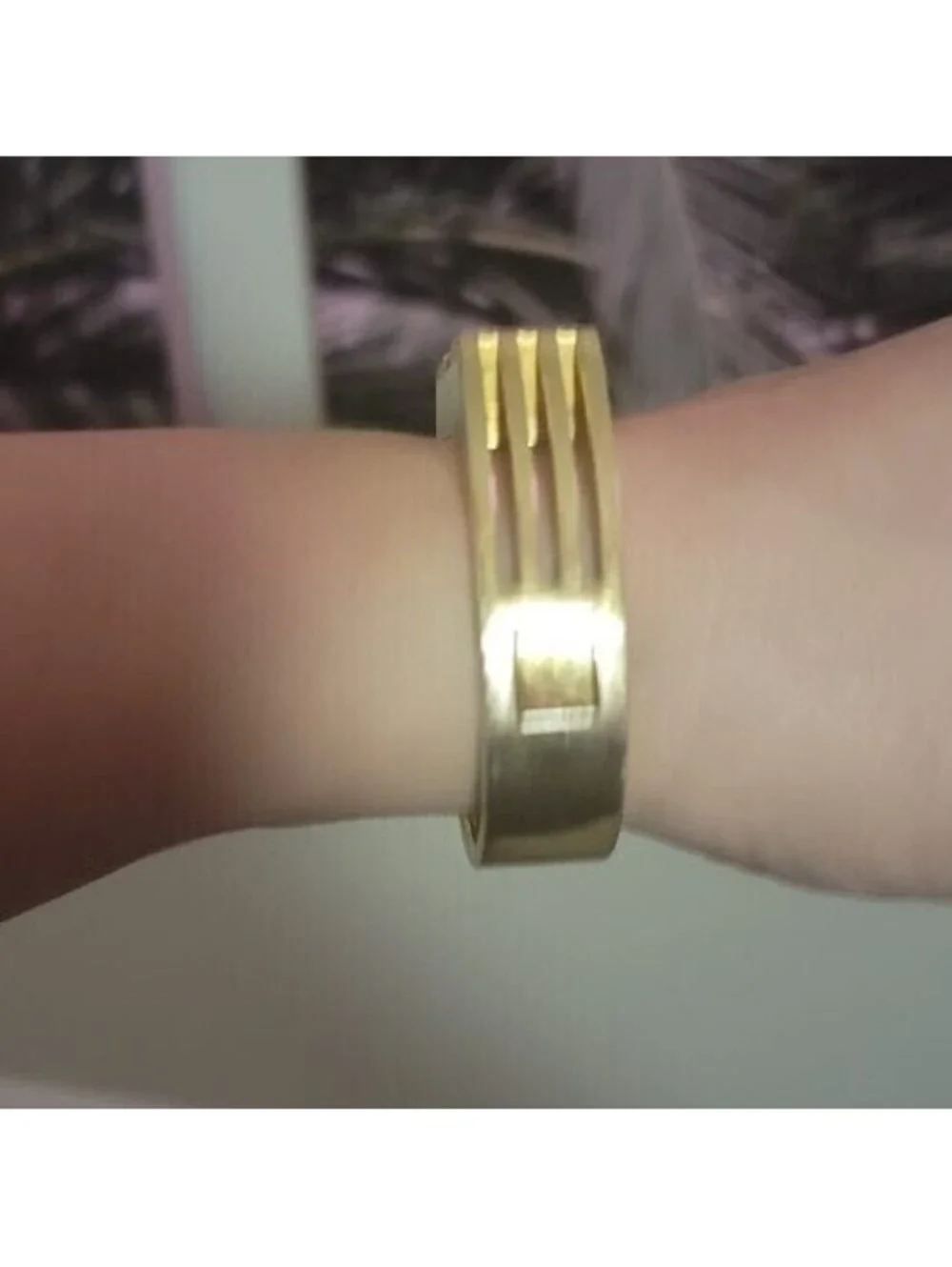 TORY BURCH FITBIT GOLDTONE HINGED BRACELET*DEFECT READ*